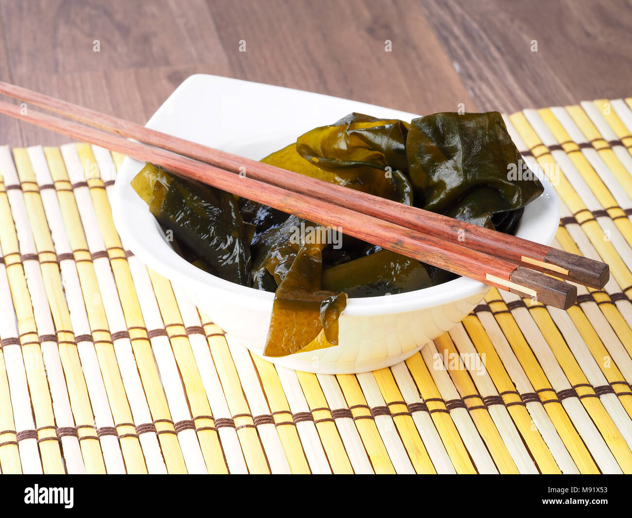ALGA WAKAME – WAKAME SEAWEED   Wakame is a sea vegetable or edible seaweed. Basic compound of the Japanese Miso Soup. Binomial name: Undaria Pinnatifi Stock Photo