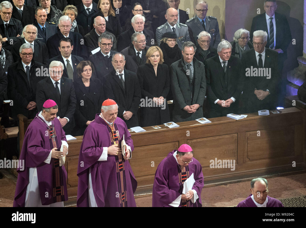 Mainz, Germany.  21 March 2018, The requiem for Cardinal Karl Lehmann, former bishop of Mainz, at Mainz cathedral. In the first row the honorary guests: German President Frank-Walter Steinmeier (L-R), Malu Dreyer of the Social Democratic Party (SPD), Premier of Rhineland-Palatinate, her husband Klaus Jensen, Julia Kloeckner of the Christian Democratic Union (CDU), German Minister Food and Agriculture, her partner (name unknown), Volker Bouffier (CDU), Premier of Hesse, and Winfried Kretschmann (Alliance 90/The Greens), Premier of Baden-Wuerttemberg. Credit: dpa picture alliance/Alamy Live News Stock Photo
