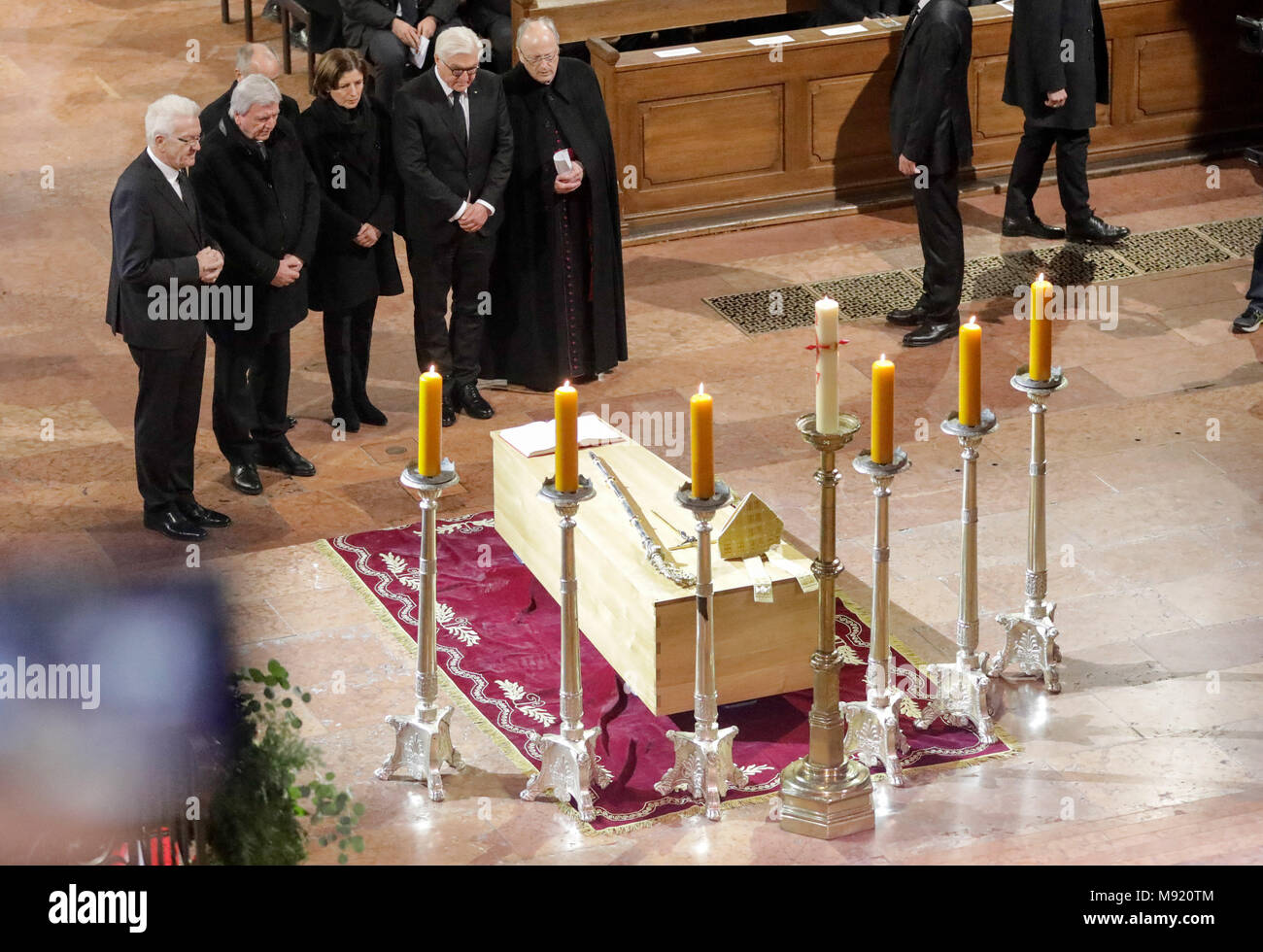 Mainz, Germany.  21 March 2018, The requiem for Cardinal Karl Lehmann, former bishop of Mainz, at Mainz cathedral. German President Frank-Walter Steinmeier (2-R), bows down together with Malu Dreyer (C) of the Social Democratic Party (SPD), Premier of Rhineland-Palatinate, Volker Bouffier (2-L) of the Christian Democratic Union (CDU), Premier of Hesse, Winfried Kretschmann (L) (Alliance 90/The Greens), Premier of Baden-Wuerttemberg, and cathedral dean Heinz Heckwolf (R). Credit: dpa picture alliance/Alamy Live News Stock Photo