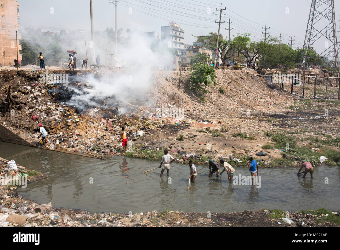 Dhaka, Bangladesh. 21st Mar, 2018. Cleaner clean the canel whick is