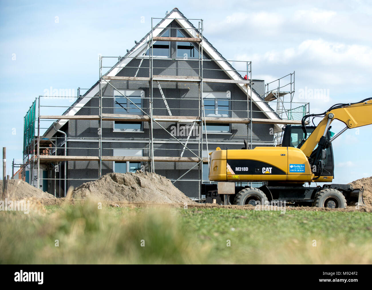 21 March 2018, Germany, Leiferde: A scaffolded shell of a single-family house at a development area. Photo: Hauke-Christian Dittrich/dpa Stock Photo
