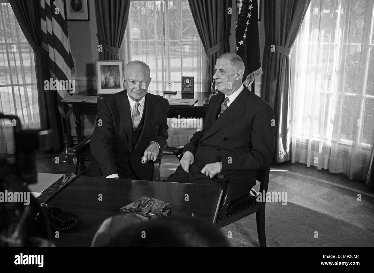 Washington, District of Columbia, USA. 25th Apr, 1960. United States President Dwight D. Eisenhower, left, meets President Charles de Gaulle of France in the Oval Office of the White House in Washington, DC on April 25, 1960.Credit: Benjamin E. ''Gene'' Forte/CNP Credit: Benjamin E. ''Gene'' Forte/CNP/ZUMA Wire/Alamy Live News Stock Photo