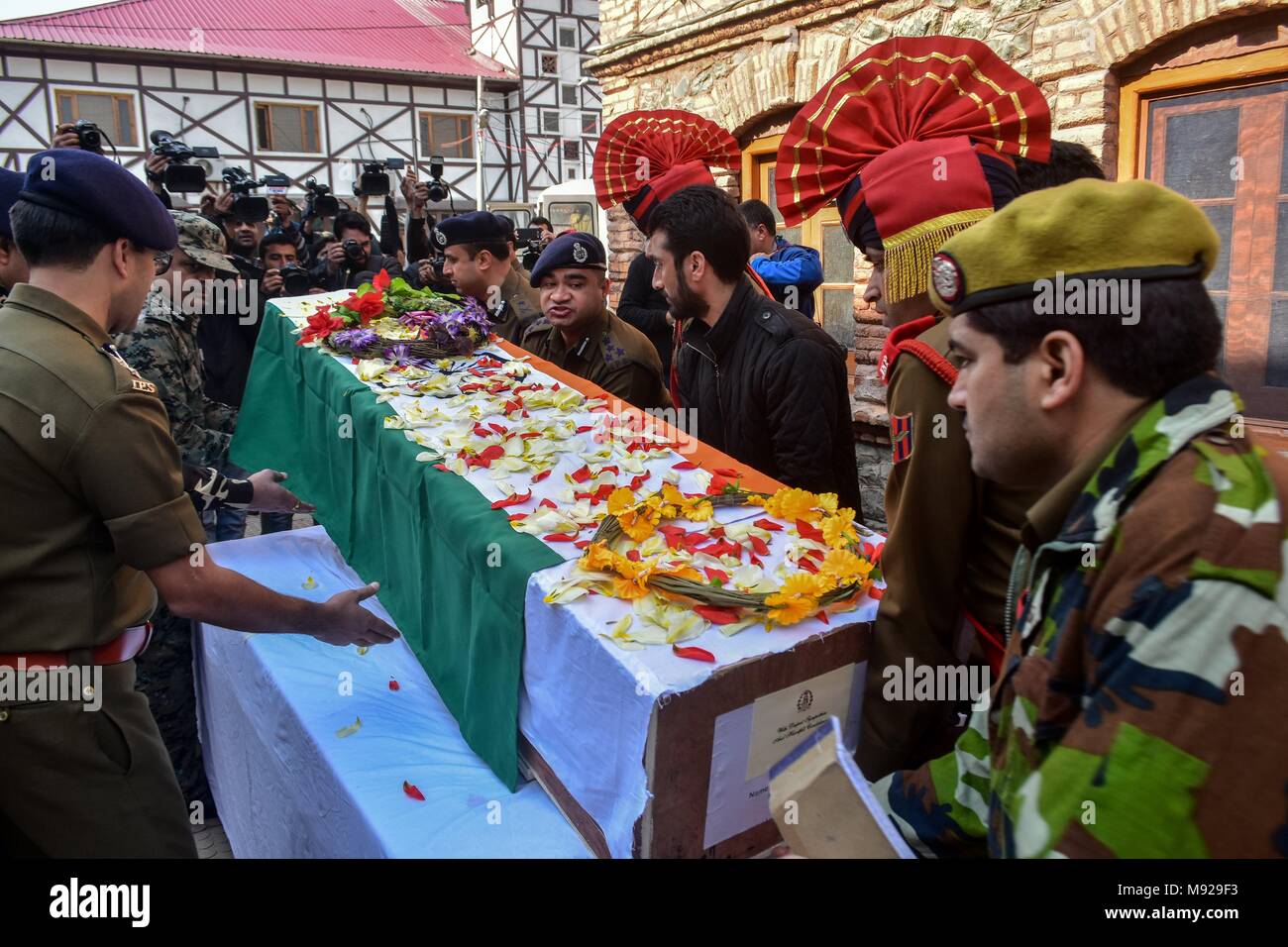 Indian Army Soldiers Carry Coffin Hi-res Stock Photography And Images ...