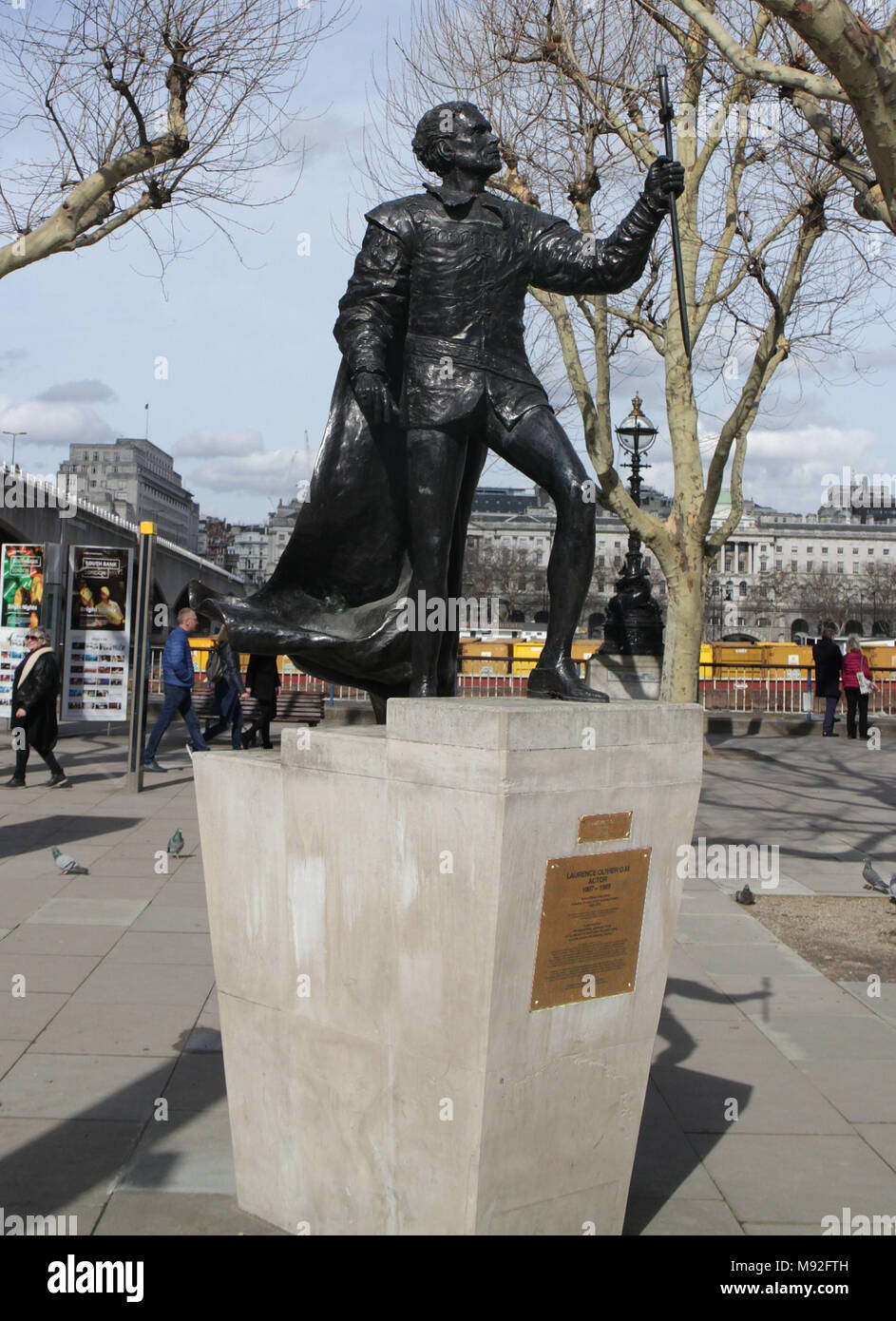 Bronze statue of Sir Laurence Oliver outside the National Theatre, South Bank, London Stock Photo