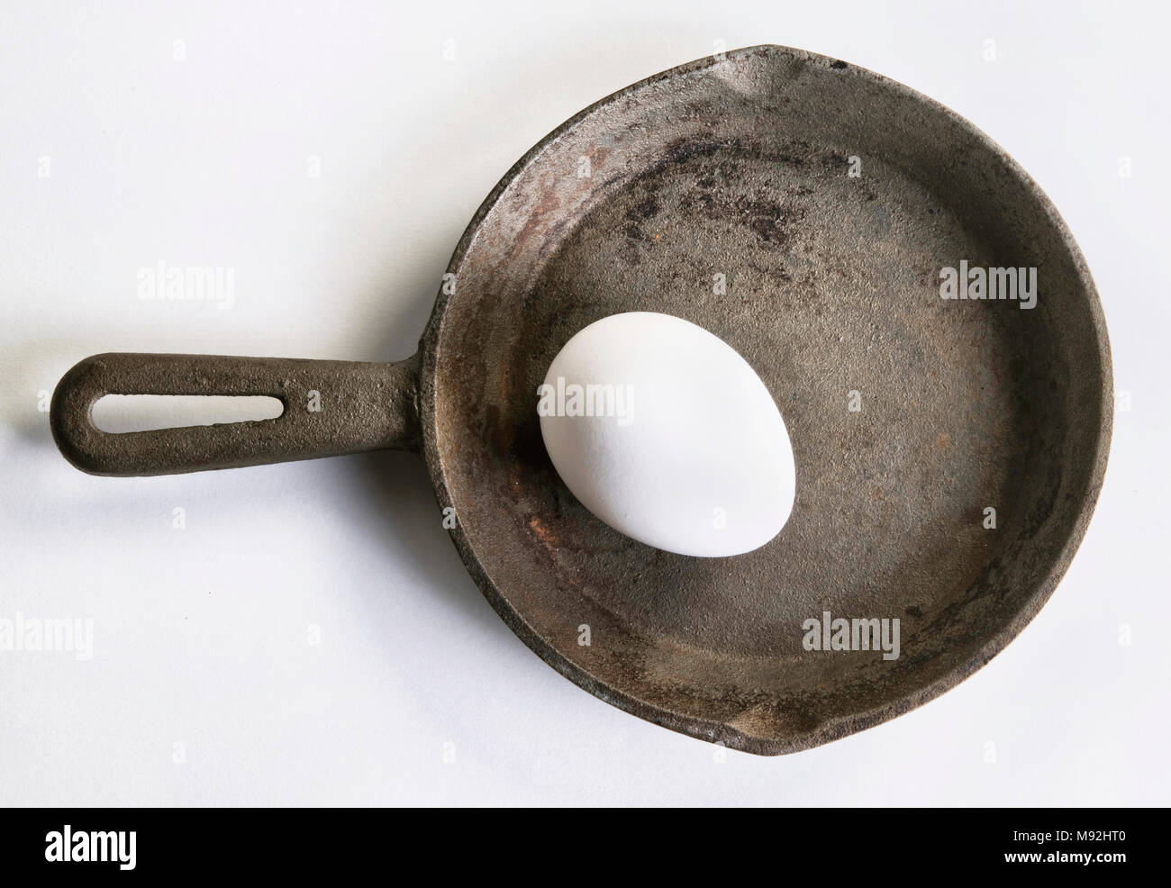 Whole egg in cast iron frying pan Stock Photo Alamy