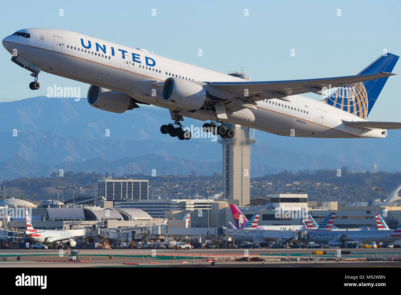 united-airlines-boeing-777-passenger-jet