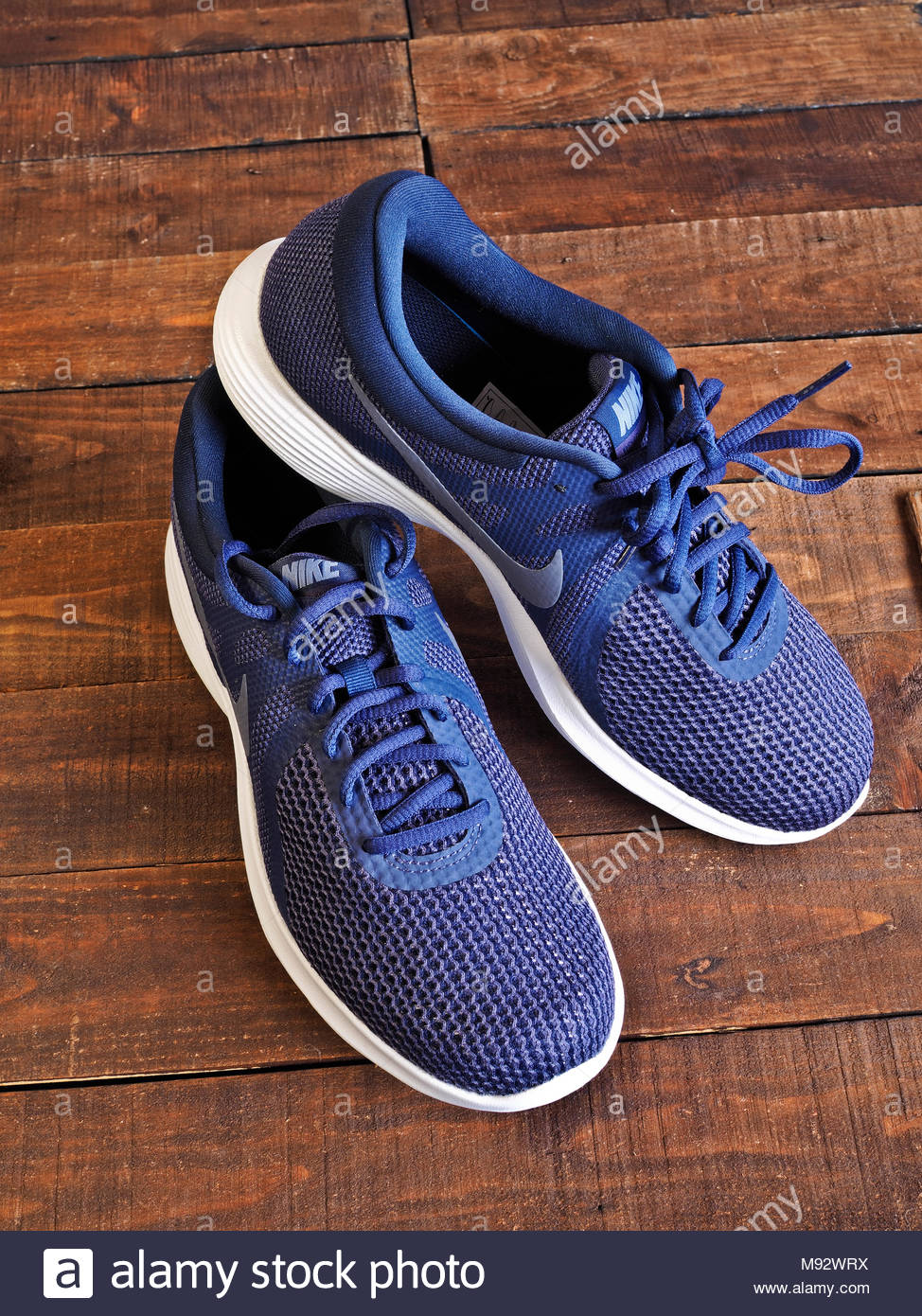 blue mens nike trainers