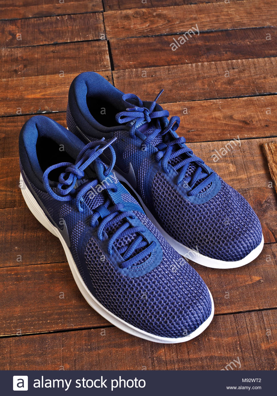 mens blue nike trainers