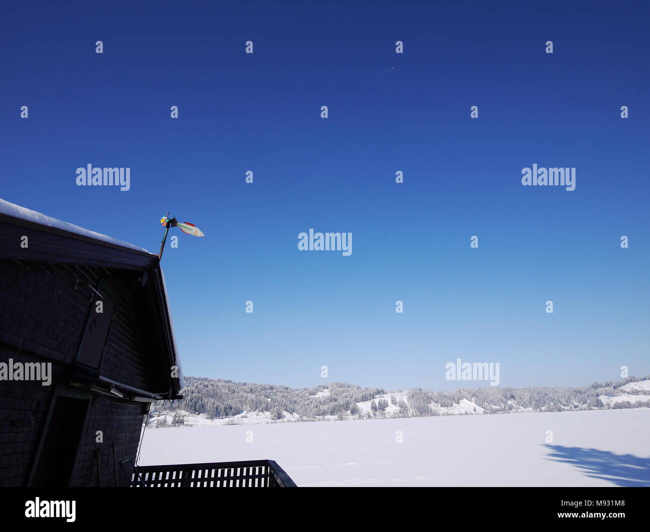 Snowy landscape and blue sky hi-res stock photography and images - Alamy
