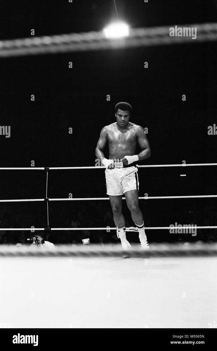Muhammad Ali in the ring training ahead of his upcoming fight with Richard Dunn. Ali won the fight by TKO in round 5. 23rd May 1976 Stock Photo
