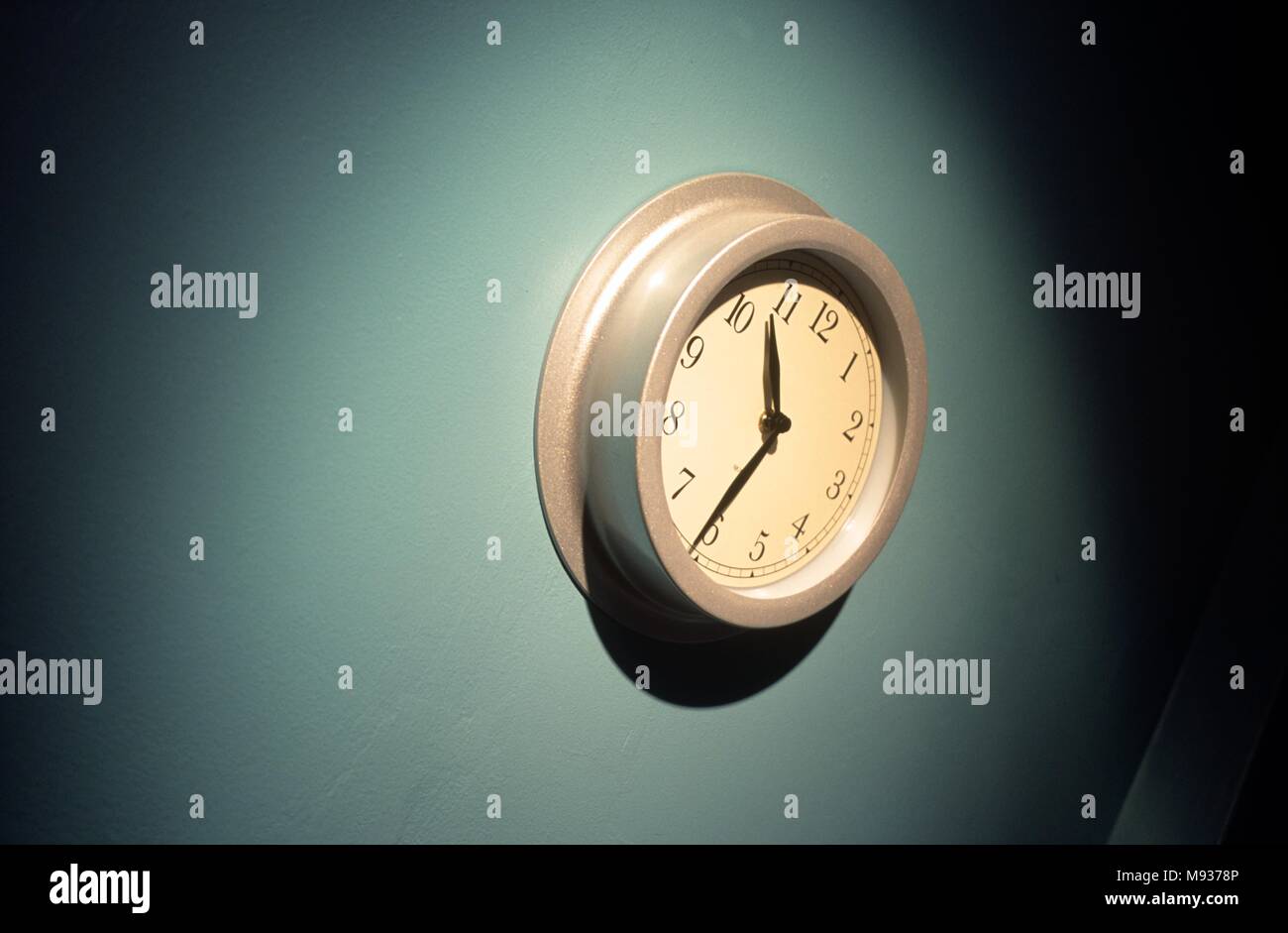 Office wall clock hi-res stock photography and images - Alamy