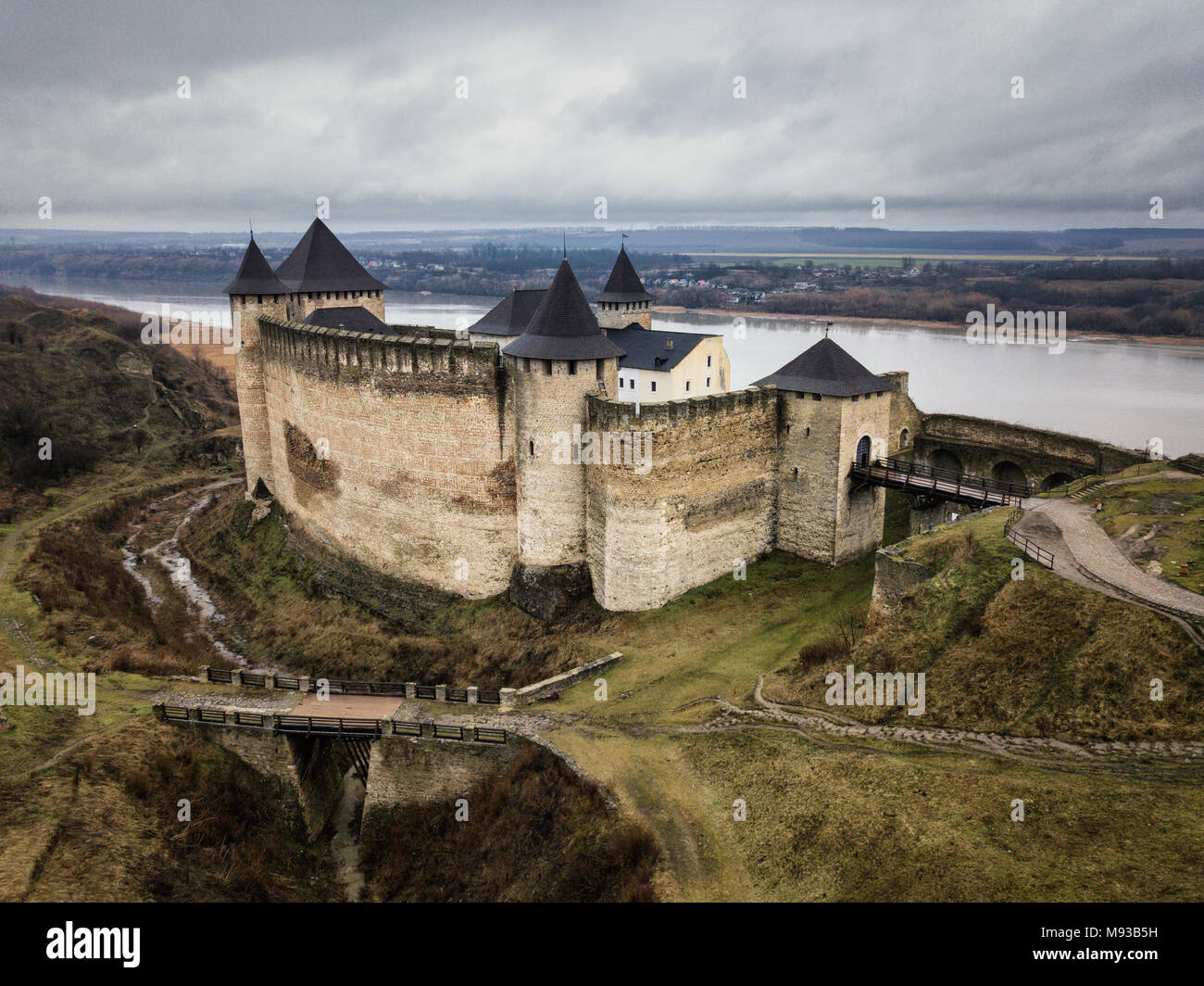 Хотинская крепость черновицкая область. Хотинская крепость черновицкая область. Хотинская крепость на карте. Хотинская крепость три мушкетера. Хотин город на карте.