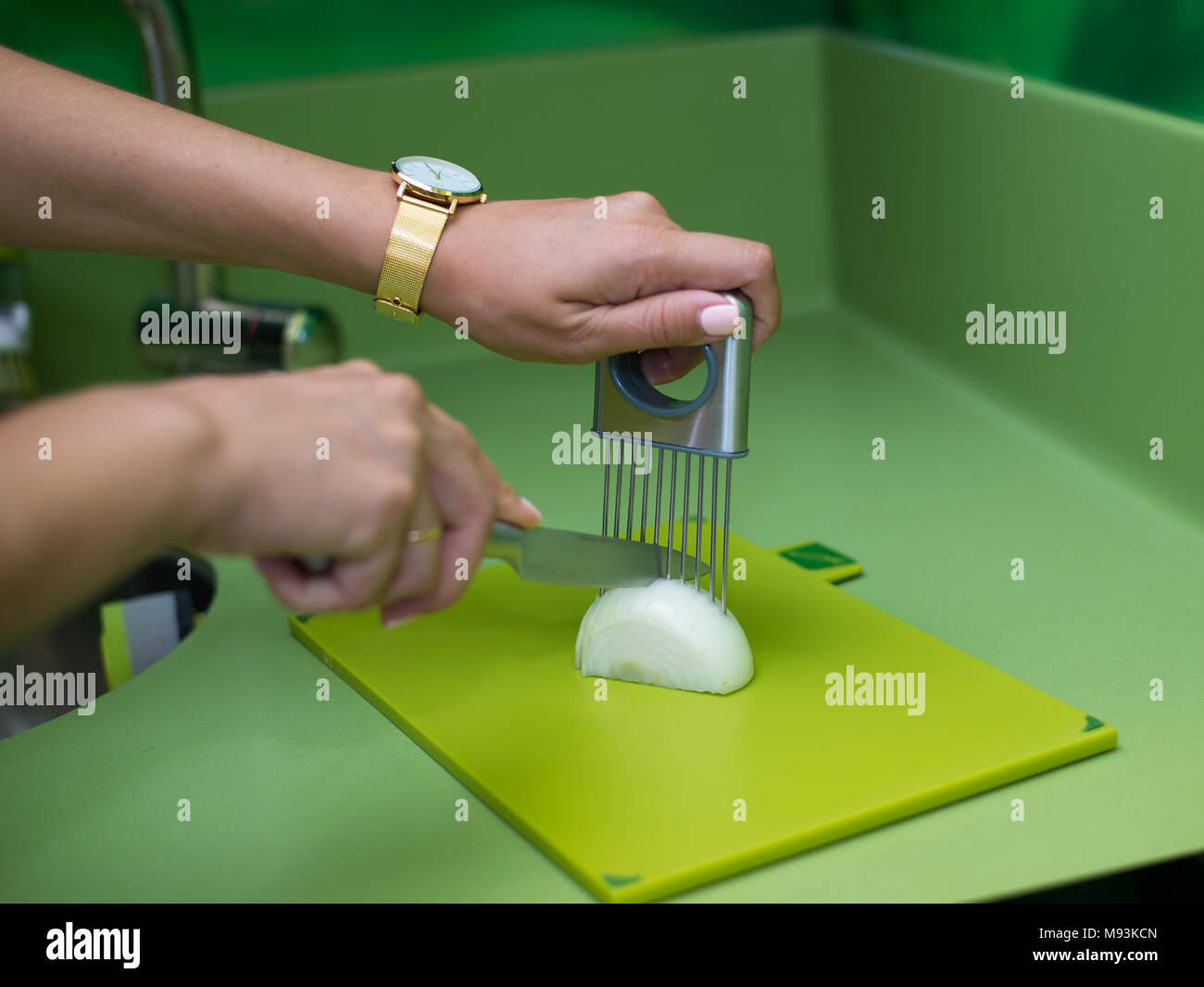 Female hands cutting red onion hi-res stock photography and images - Alamy