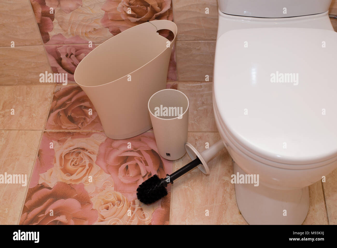 white toilet bowl in modern bathroom Stock Photo - Alamy
