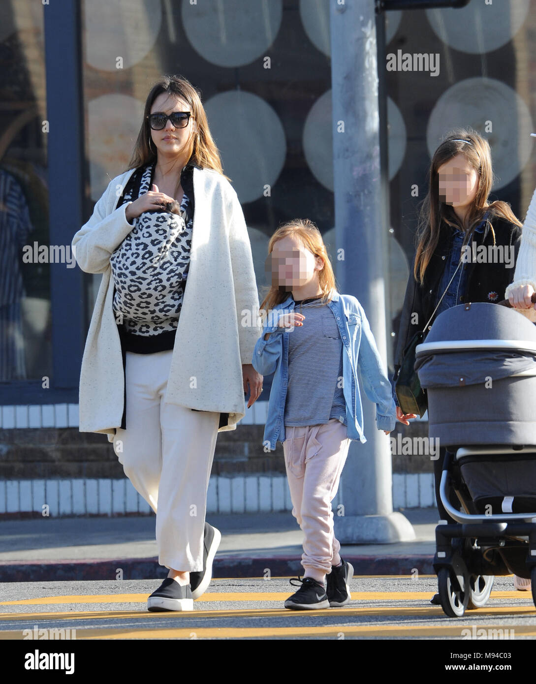 Jessica Alba meets with her parents for lunch at The Otheroom in Venice  Beach with her husband Cash Warren and her 3 kids including newborn baby  Hayes who seems to be wide, image size:1089x1390