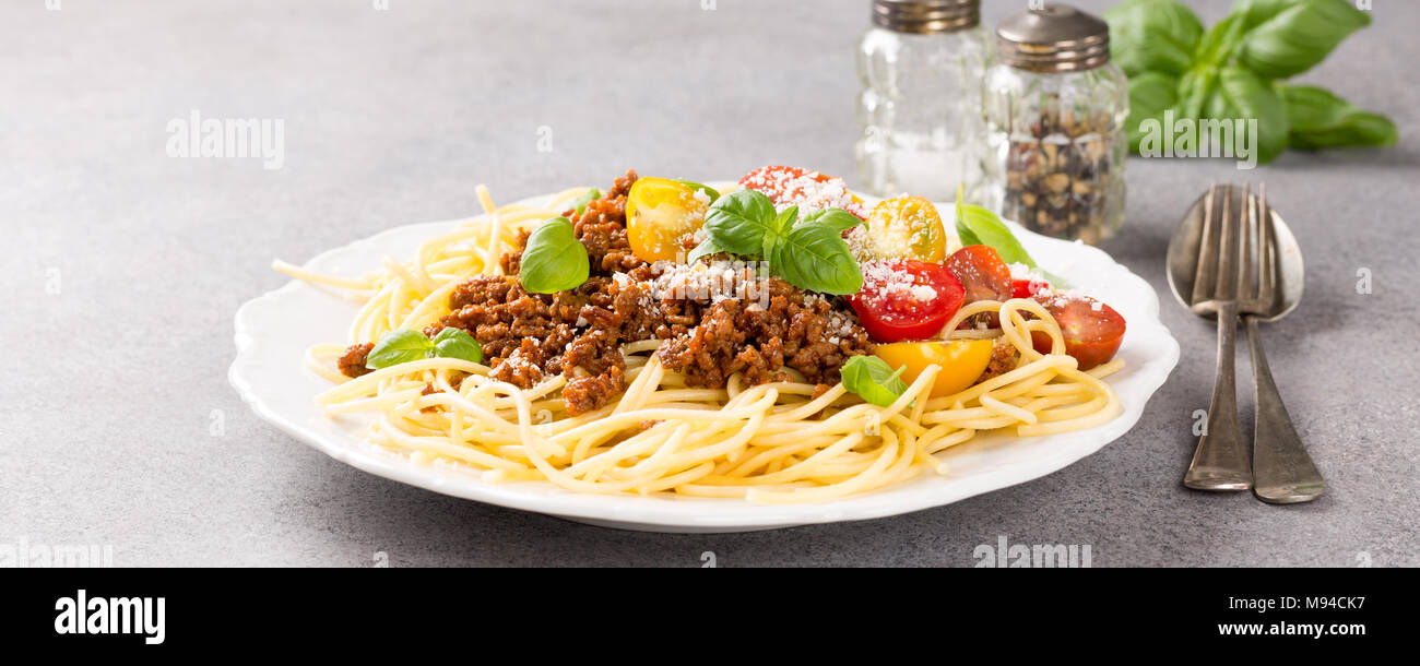 Spaghetti Bolognaise topped with minced beef Stock Photo Alamy