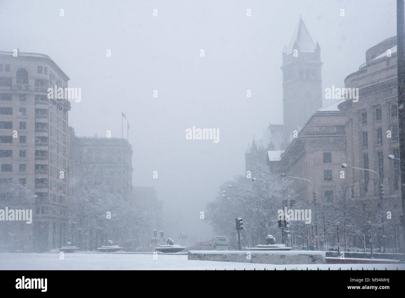 Washington, USA. 21st March, 2018. shington, DC, March 21, 2018. U.S. Capitol, normally seen jn the middle of this view, is obscured by snow and fog. Credit: Tim Brown/Alamy Live News Credit: Tim Brown/Alamy Live News Stock Photo