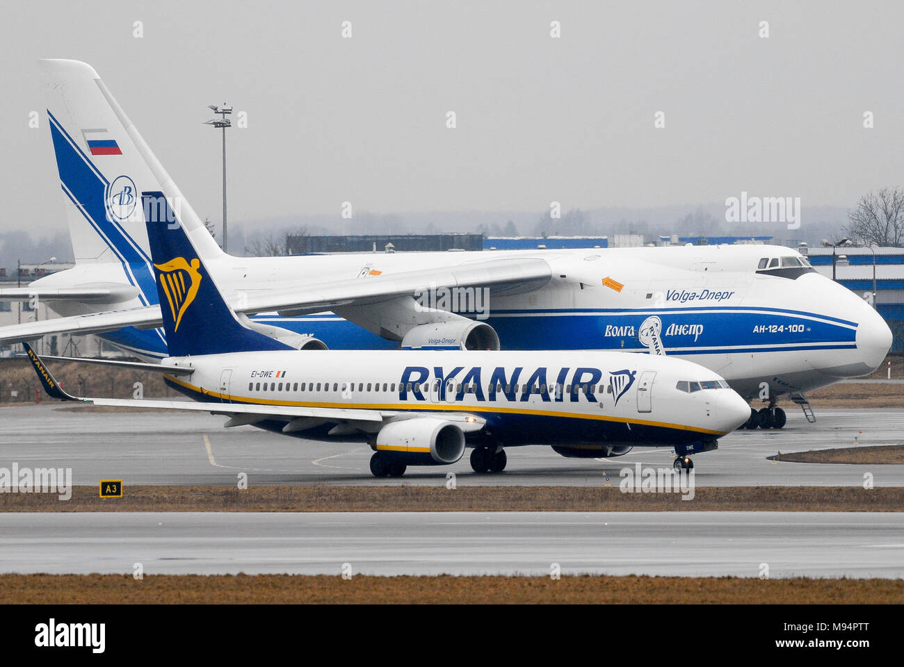 Gdansk, Poland. 22nd Mar, 2018. Russian strategic airlift jet aircraft Antonov An-124-100 Ruslan owned by Volga-Dnepr Airlines and low cost airline Ryanair aircraft Boeing 737-800 in Gdansk Lech Walesa Airport in Gdansk, Poland. March 22nd 2018 © Wojciech Strozyk / Alamy Live News Stock Photo