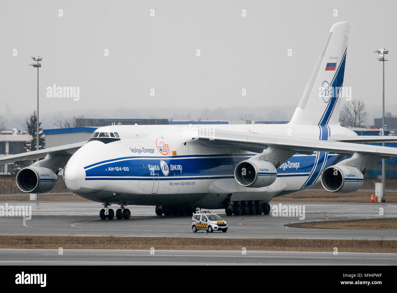 Largest military transport aircraft hires stock photography and images