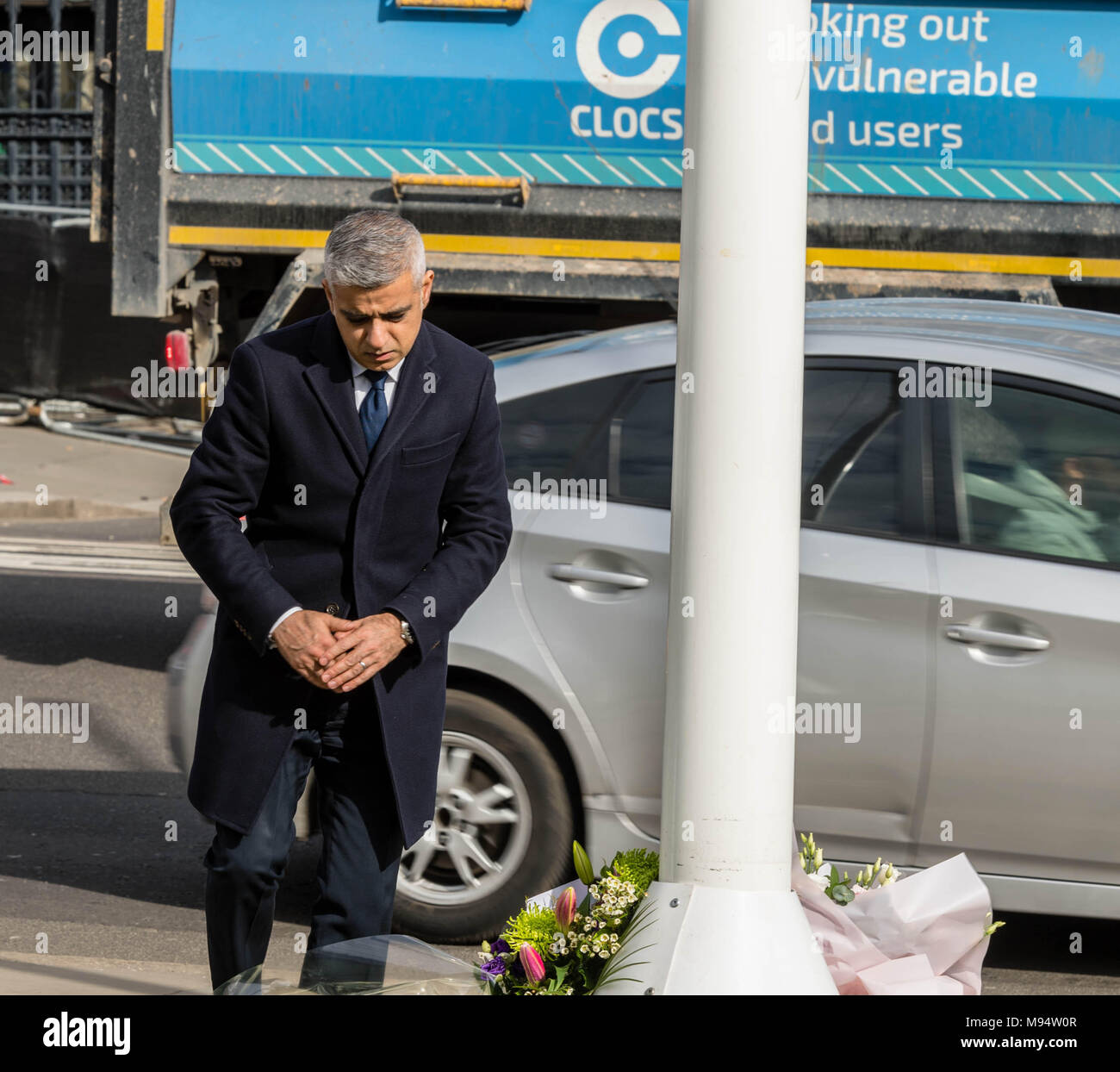 London, UK. 22nd March 2018, London, UK. Mayor Sadiq Khan lays a wreath, outside the House of Commons at the time of the Westminster Terror attack a year ago. Credit: Ian Davidson/Alamy Live News Stock Photo