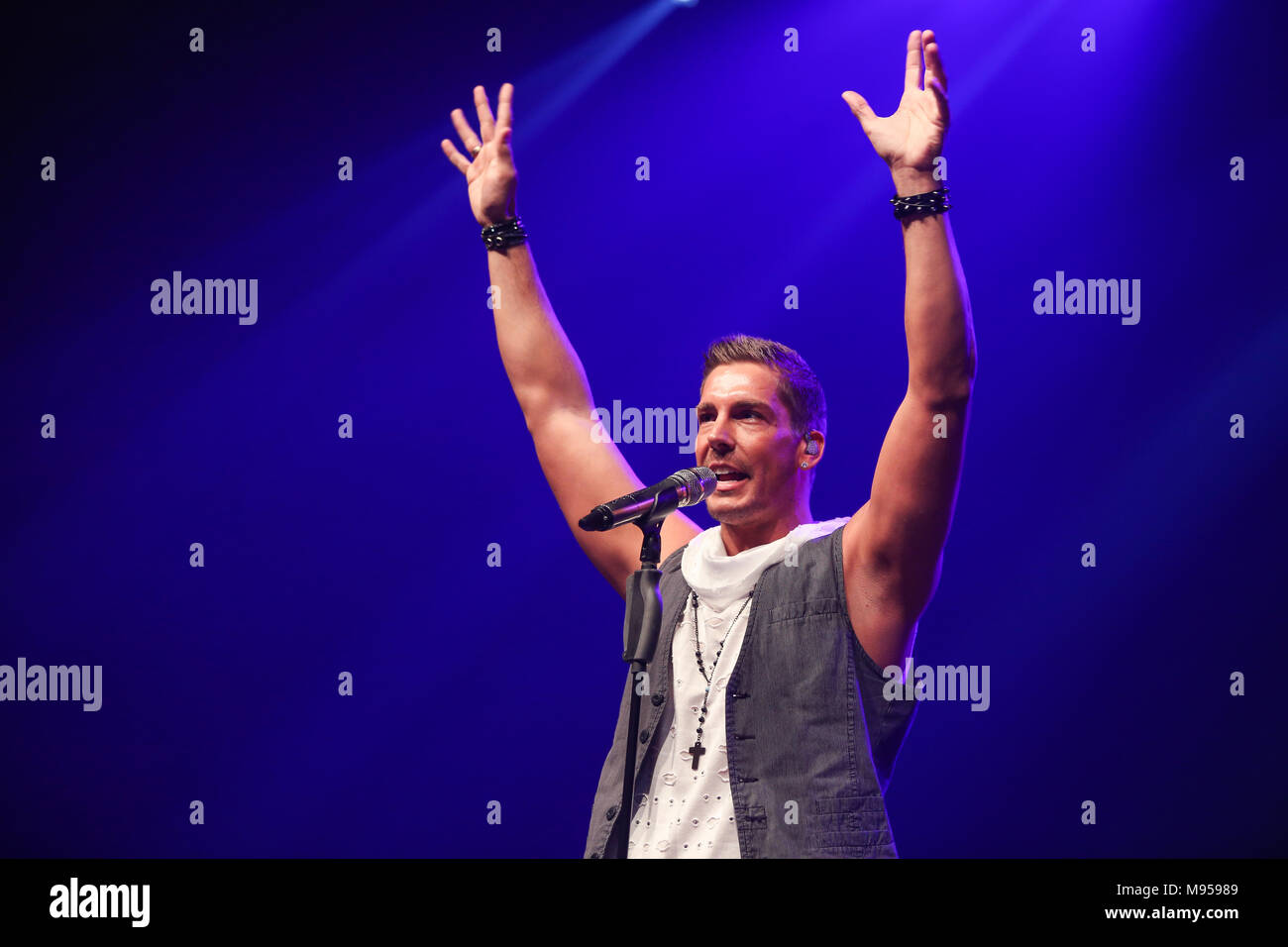 Wetzlar, Germany, 3rd Mar, 2018. Norman Langen, German schlager singer, known single 'Pures Gold', performing at party event Wetzlarer Hallengaudi 2018. Credit: Christian Lademann Stock Photo