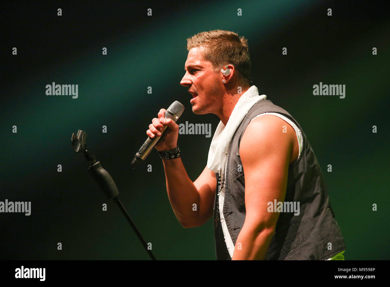 Wetzlar, Germany, 3rd Mar, 2018. Norman Langen, German schlager singer, known single 'Pures Gold', performing at party event Wetzlarer Hallengaudi 2018. Credit: Christian Lademann Stock Photo