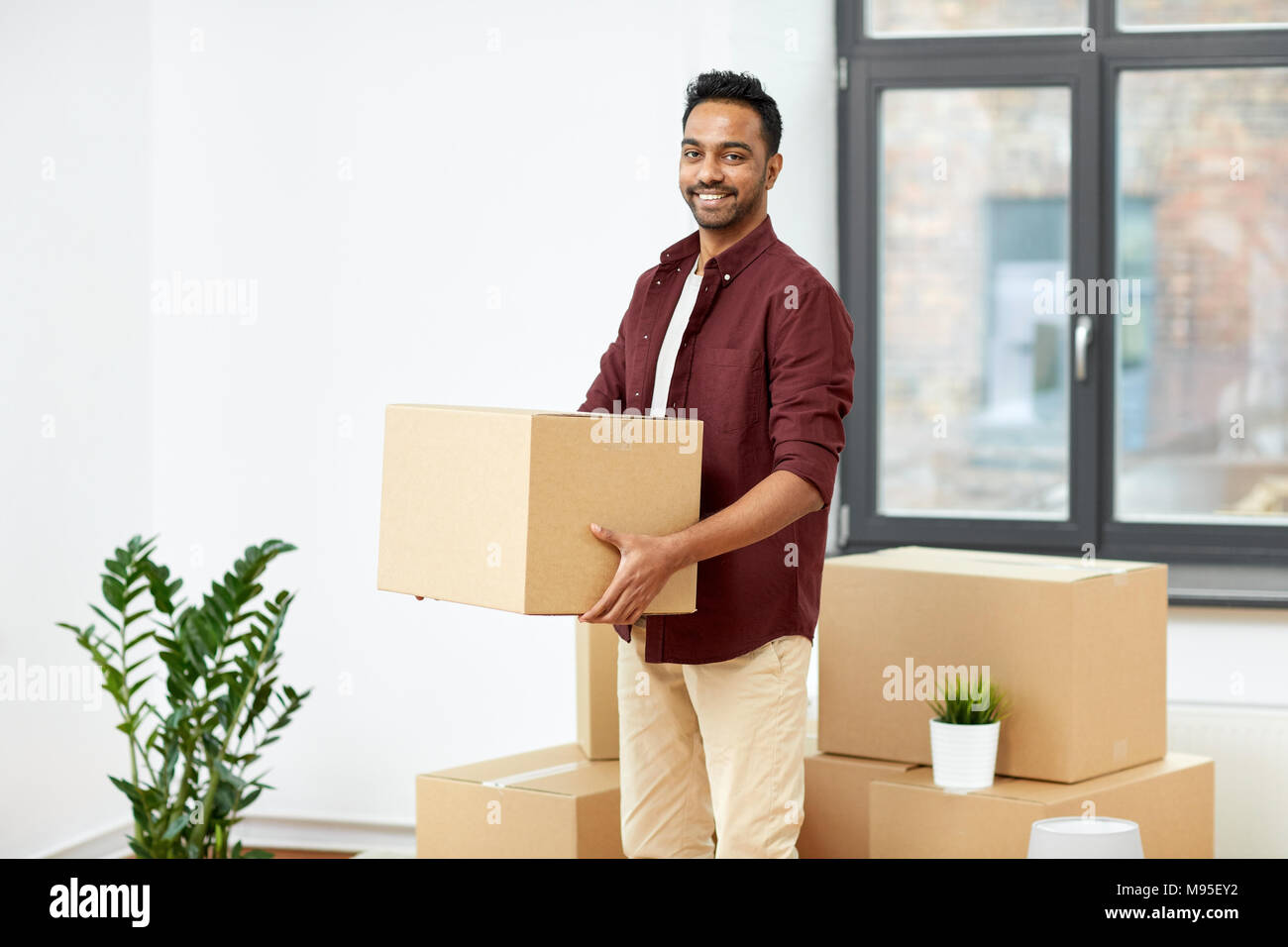Indian repair man with box hi-res stock photography and images - Alamy