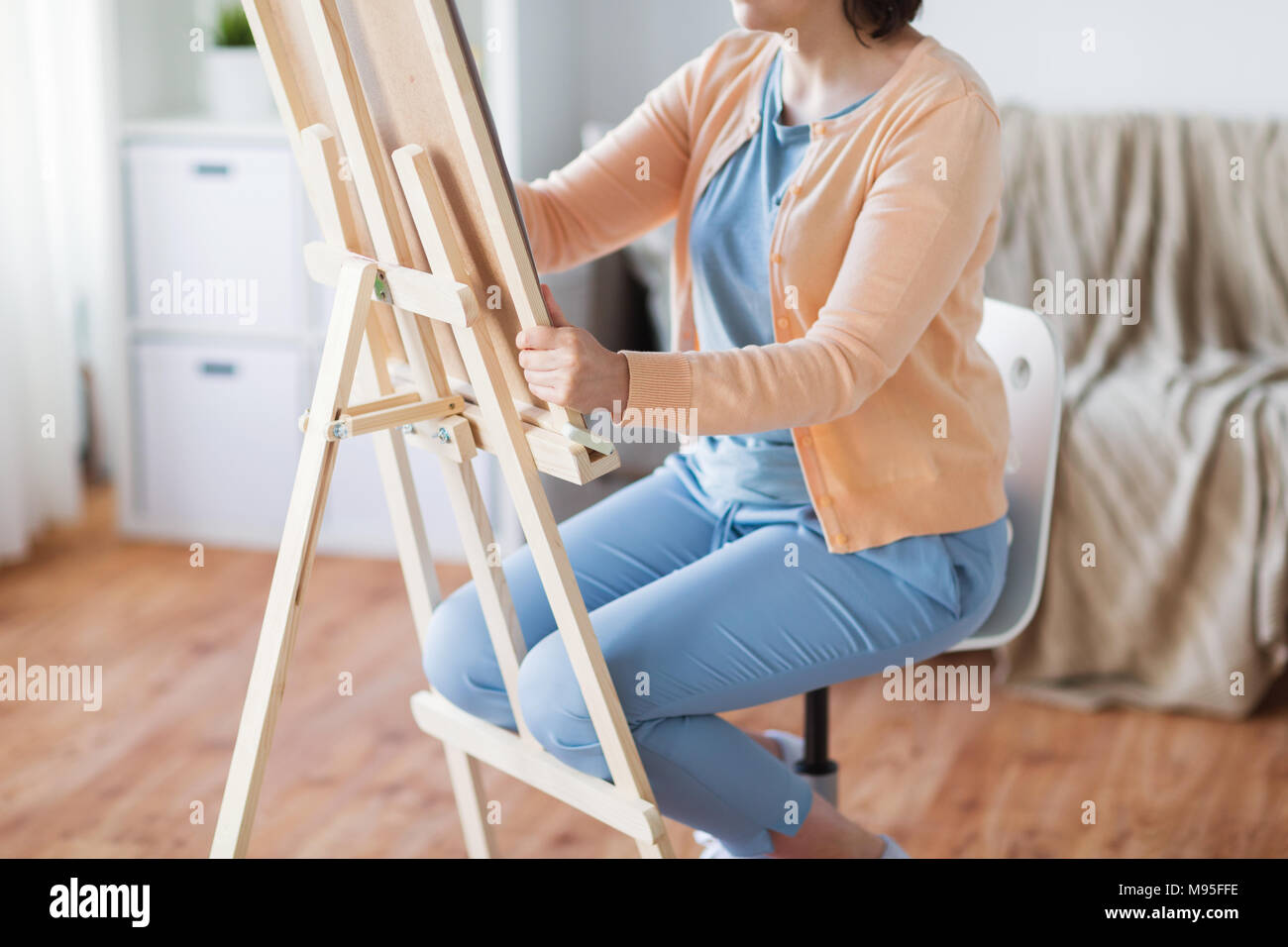 Artist easel hi-res stock photography and images - Alamy