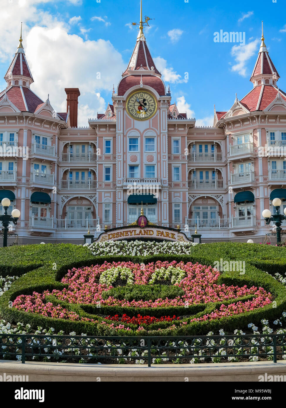 Marne La Vallee France July 29th 16 The Disneyland Hotel At Disneyland Resort Paris Stock Photo Alamy