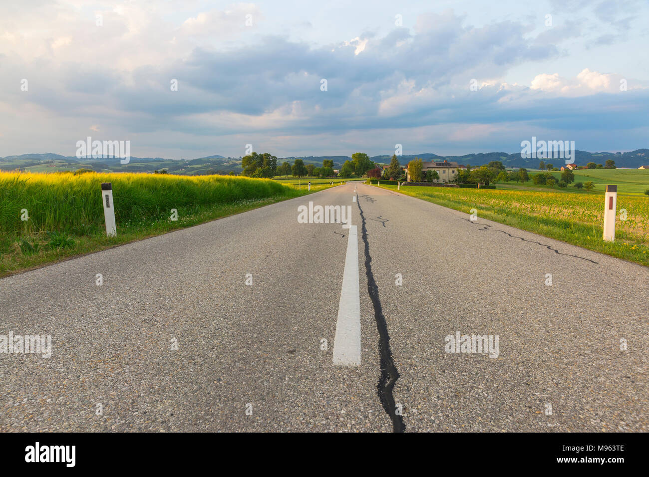 leere Straße im Mühlvierlel, Österreich Stock Photo