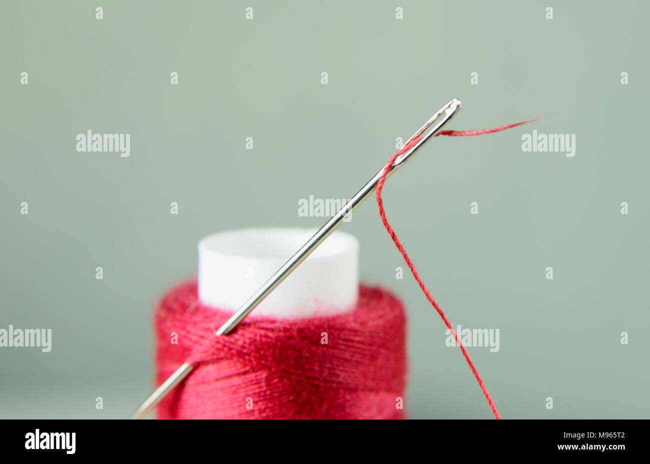 Cotton reel thread and sewing needle hires stock photography and