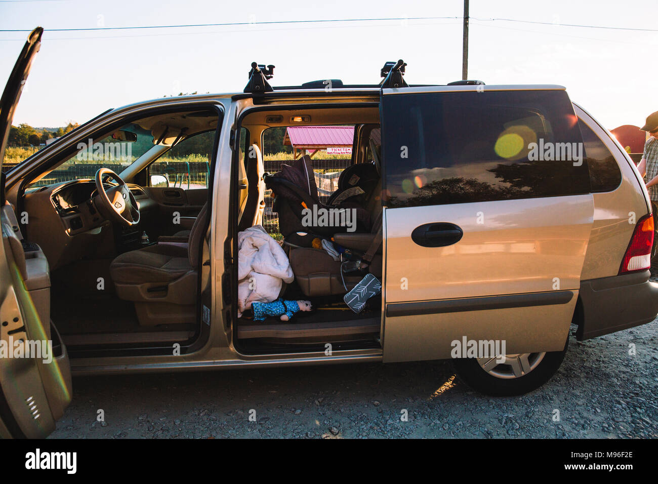 Van doors open hires stock photography and images Alamy