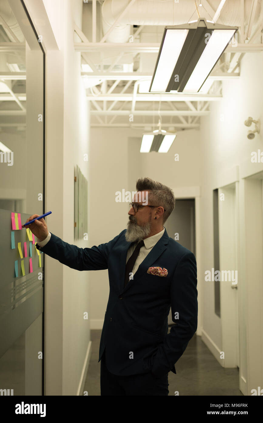 Business executive writing on sticky notes Stock Photo - Alamy