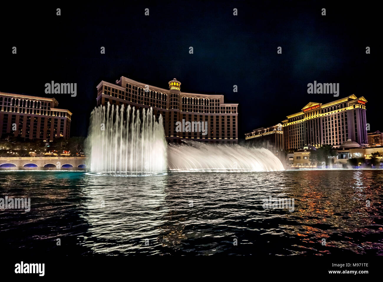 The Bellagio water fountain display at night. Las Vegas, Narvarda, U.S