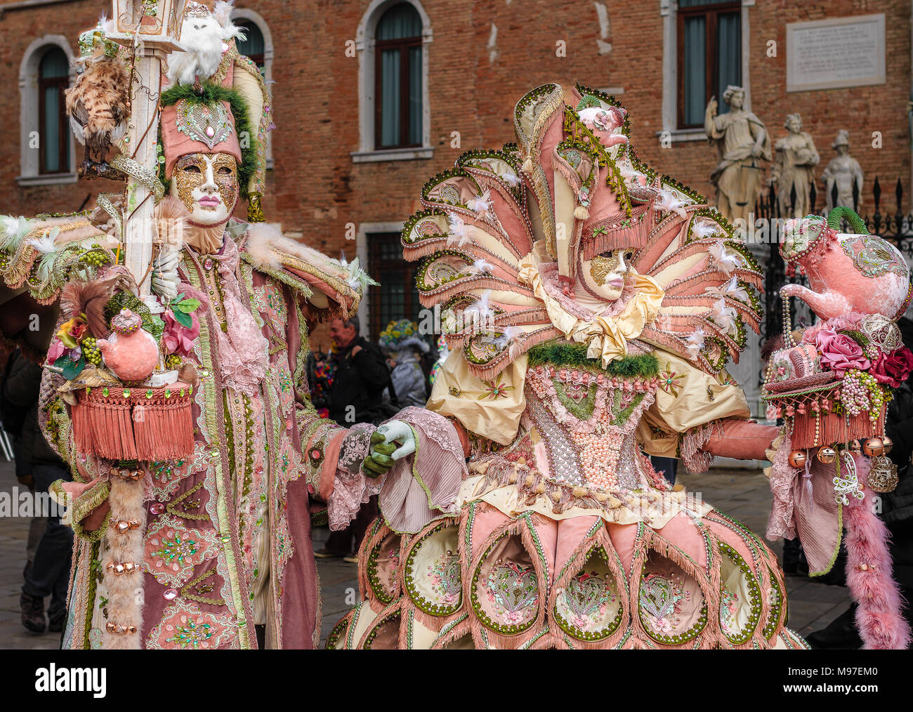 Costume divertente immagini e fotografie stock ad alta risoluzione - Alamy