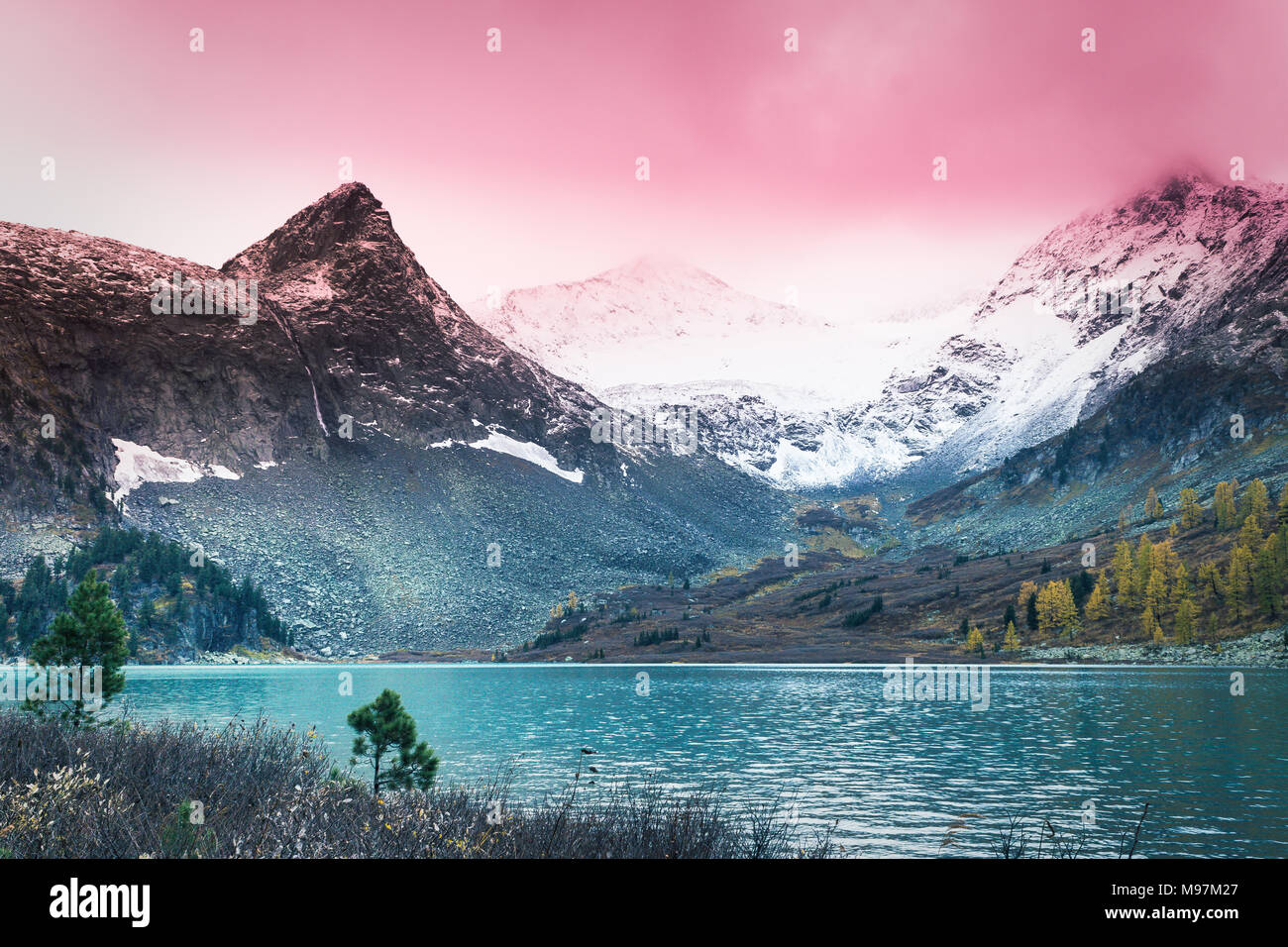 Mountain lake with reflection in the mirrored surface of the rocks ...
