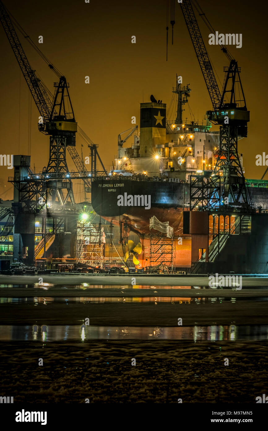 Deutschland, Hamburg, Altona, Elbe, Hafen,  Fischmarkt, Blohm und Voss, Trockendock, Dock 11, Eisgang, Tanker Stock Photo