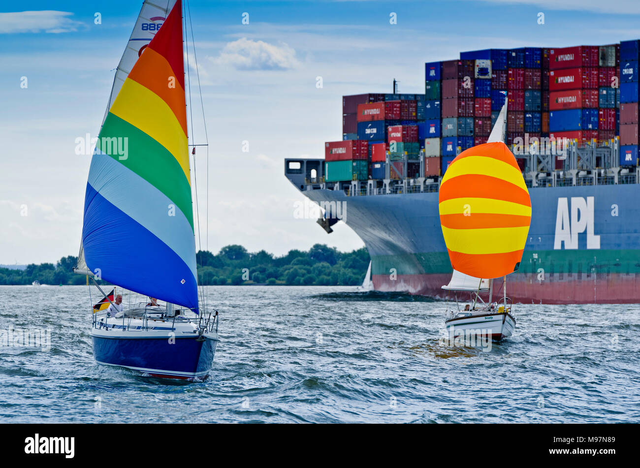 Deutschland, Hamburg, Elbe, Containerschiff, Segelboot Stock Photo