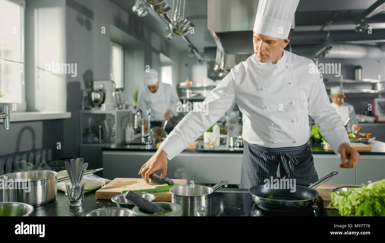 Кухня ресторана с поварами. Повар су шеф. Повар в ресторане. Чем отличается шеф повар от повара. Виктор чернов шеф-повар.