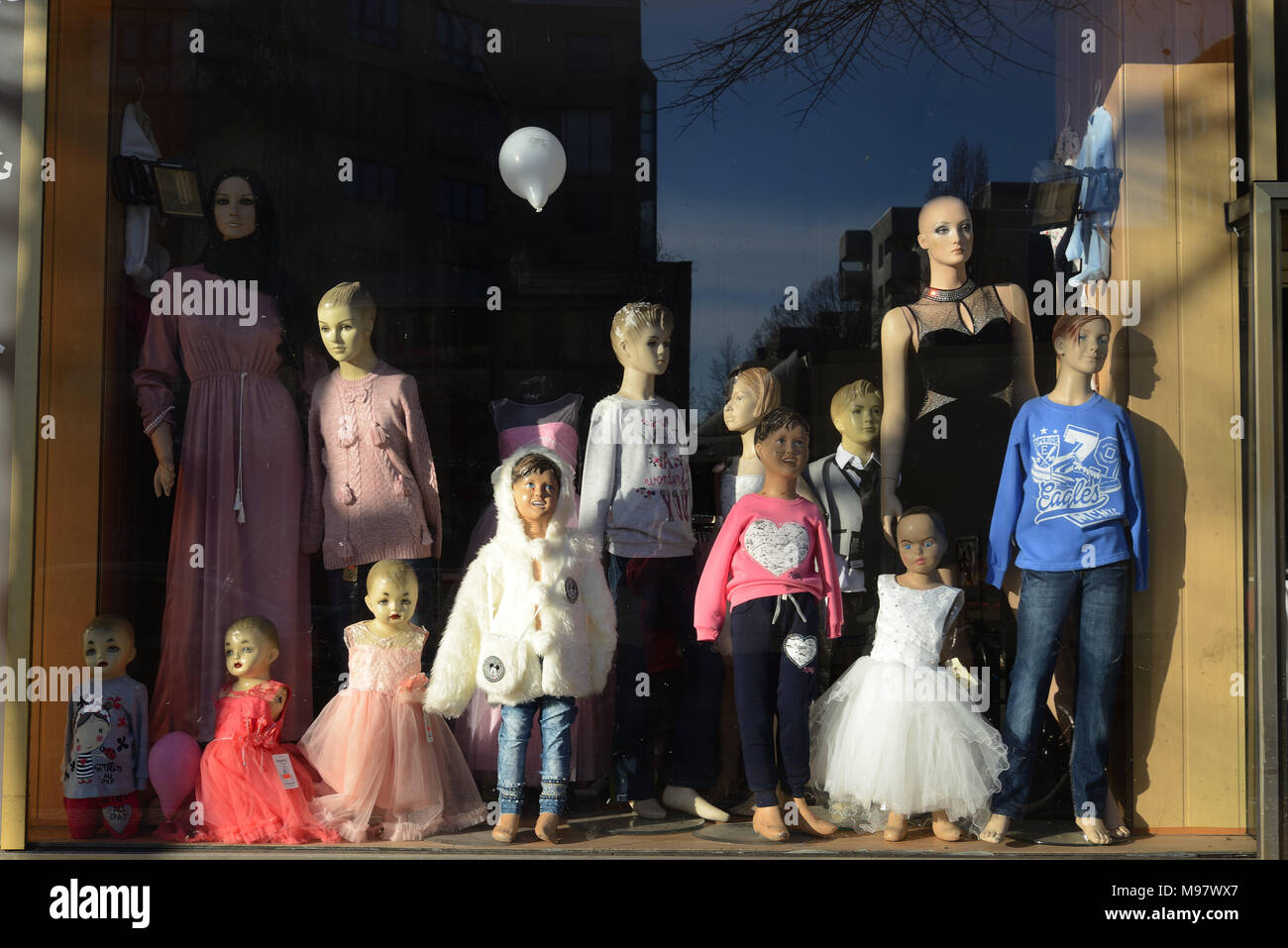 Schaufenster eines Bekleidungsgeschaeftes in der Hermannstrasse, Schaufensterpuppen  teilweise ohne Haare und Arme in Berlin-Neukoelln, Shop window of Stock Photo