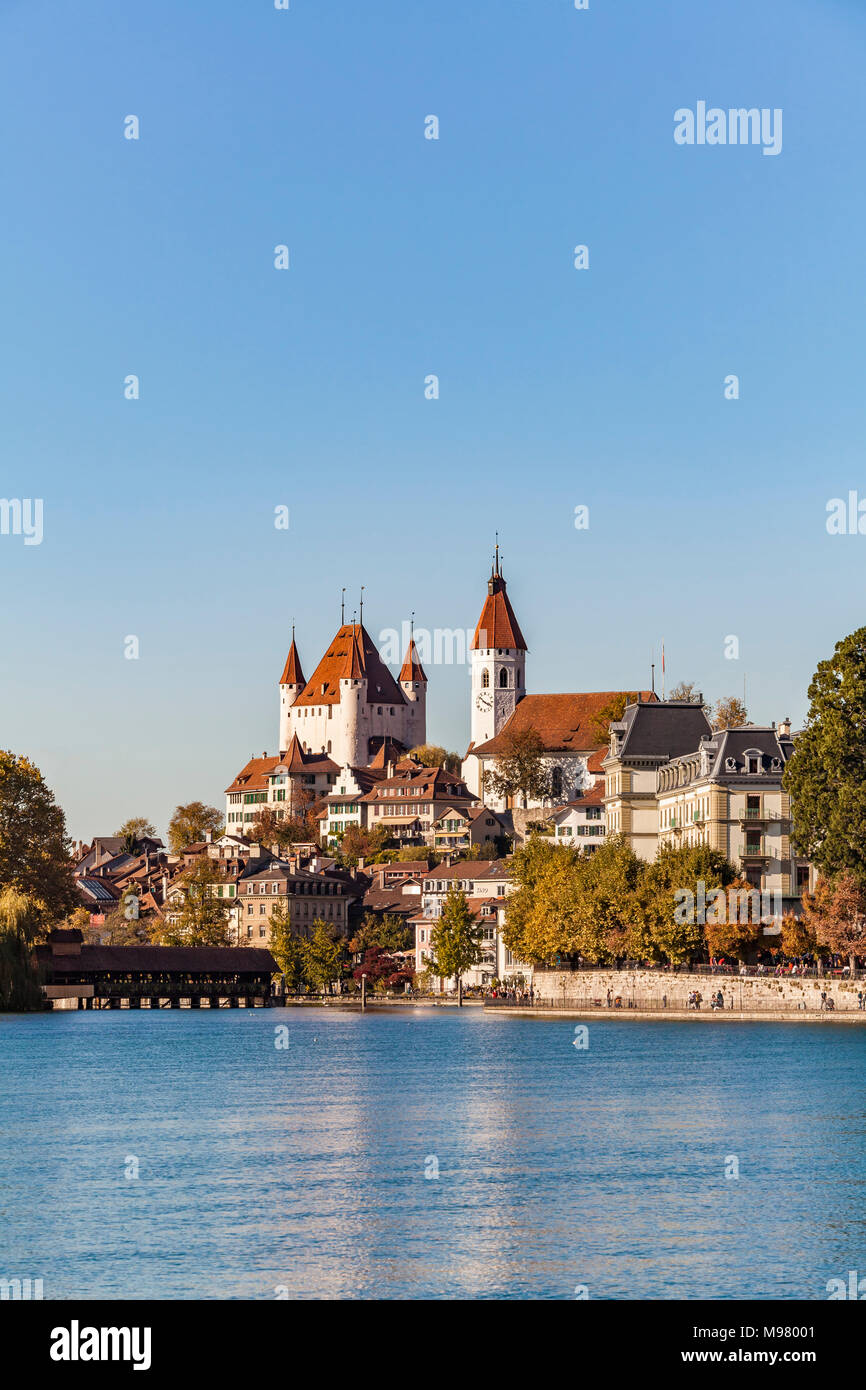 Schweiz, Kanton Bern, Berner Oberland, Thun, Fluss Aare, Altstadt, Aarequai, Thuner Schloss, Schloss, Burg, Stadtkirche Stock Photo