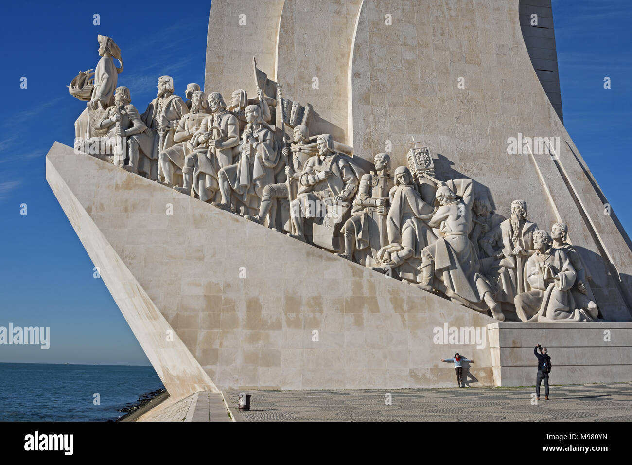 Padrão dos Descobrimentos - Monument of the Discoveries on the northern bank of the Tagus River estuary, parish of Santa Maria de Belém, Lisbon. Located along the river where ships departed to explore and trade with India and Orient, the monument celebrates the Portuguese Age of Discovery (or Age of Exploration) during the 15th and 16th centuries. Portugal ( Vasco da Gama 1460 - 1524 Portuguese explorer and the first European to reach India by sea.) Stock Photo