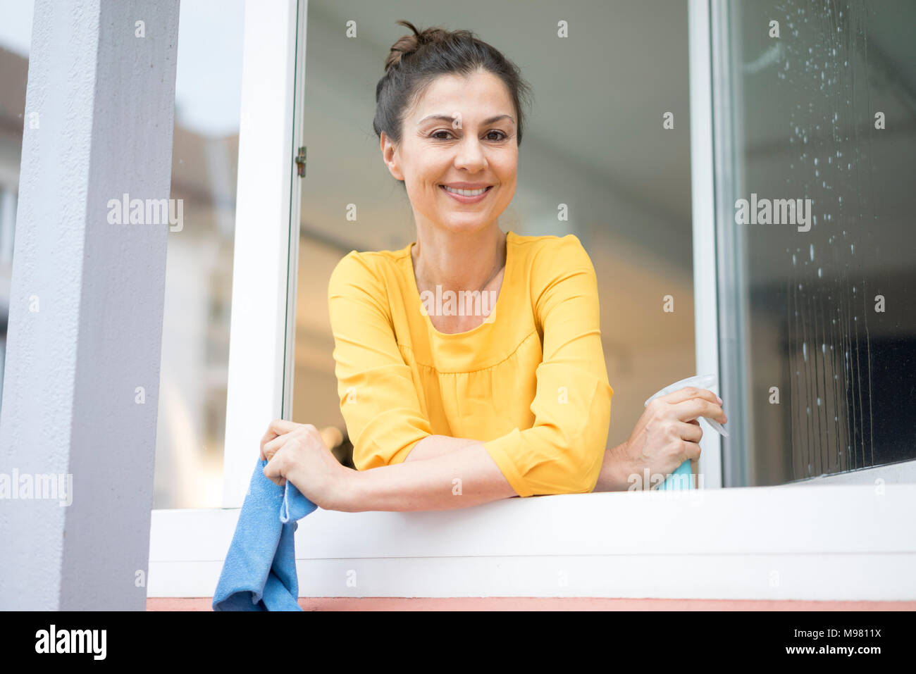 Woman cleaning windows hi-res stock photography and images - Alamy