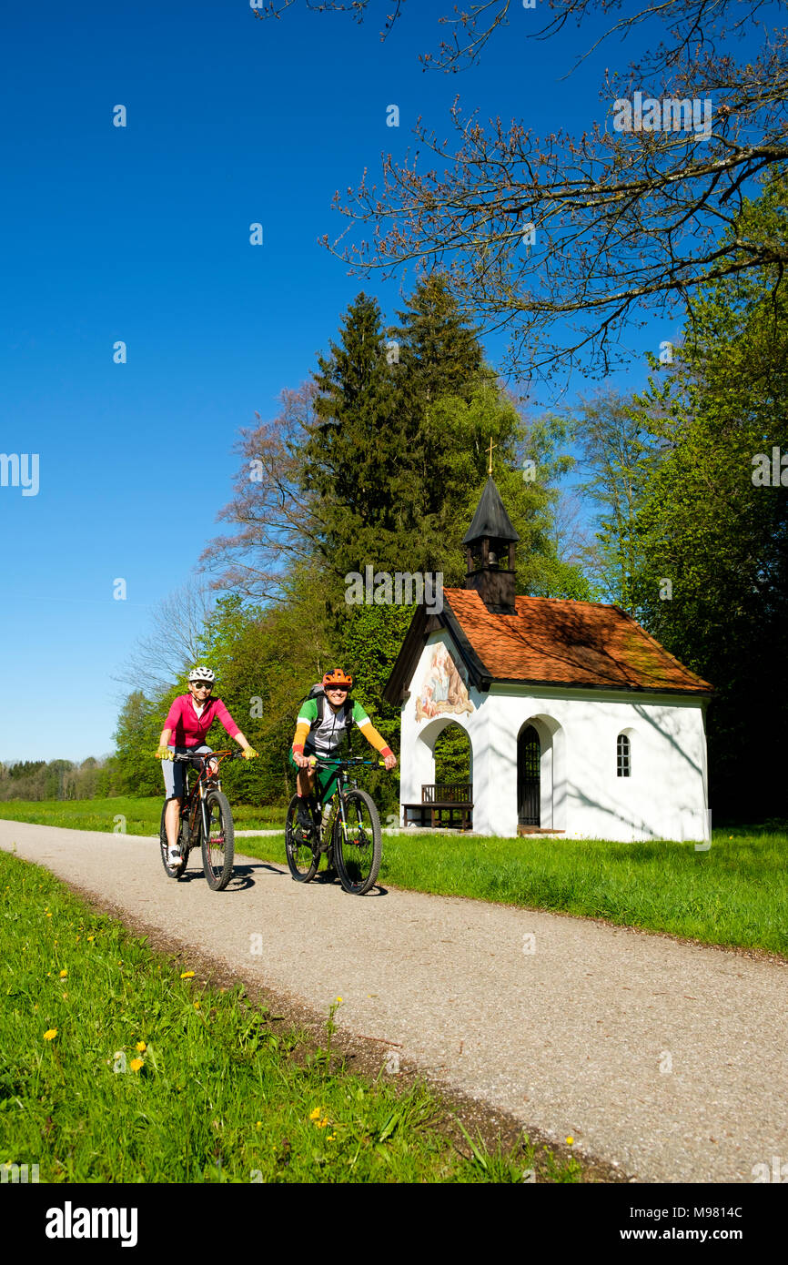 Radtour, Paar beim Fahrrad fahren, Fahrradfahrer vor der Antoniuskapelle, Bad Heilbrunn, Oberbayern, Bayern, Deutschland, Stock Photo