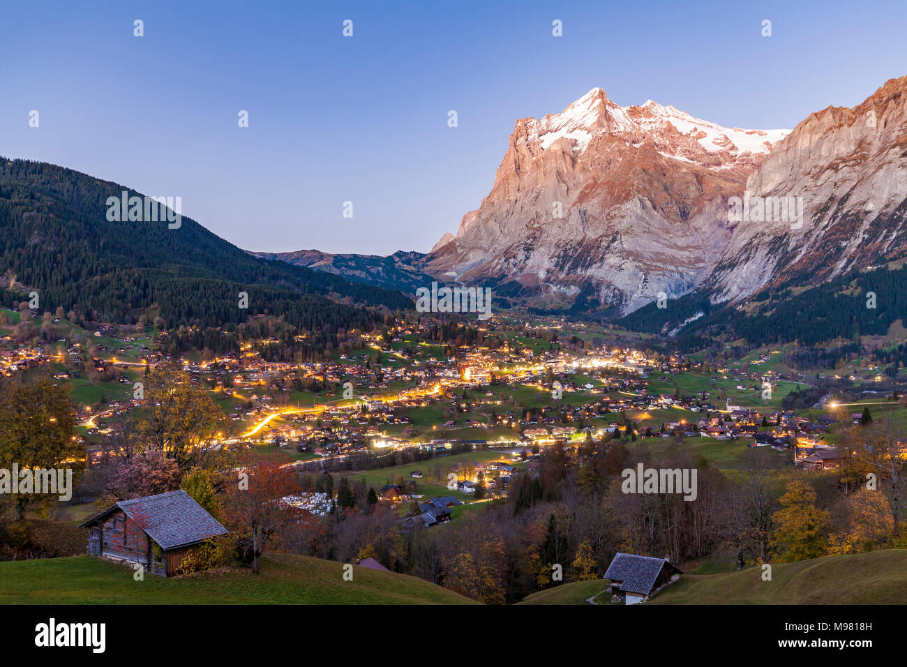 Schweiz, Kanton Bern, Berner Oberland, Grindelwald, Wetterhorn, Ferienort, Ortsansicht, Wohnhäuser, Chalets Stock Photo