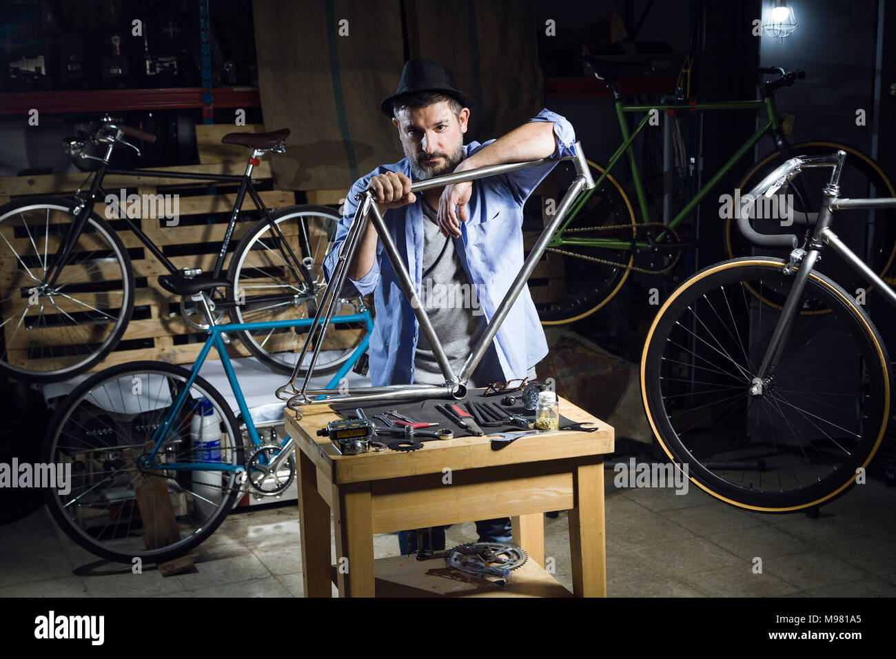 Bicycle workshop hi res stock photography and images Alamy