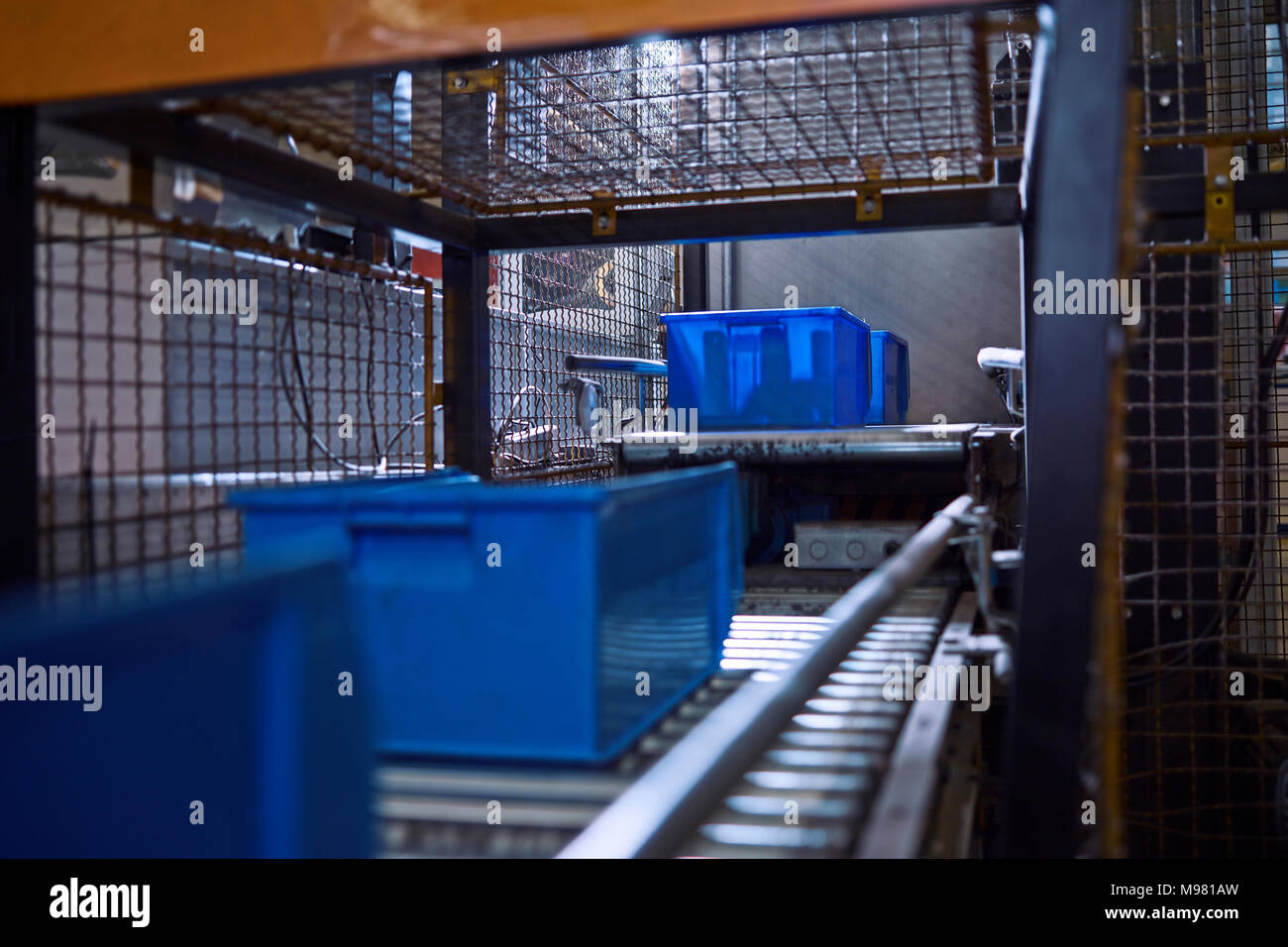 Conveyor Belt Boxes Stock Photos & Conveyor Belt Boxes Stock Images Alamy