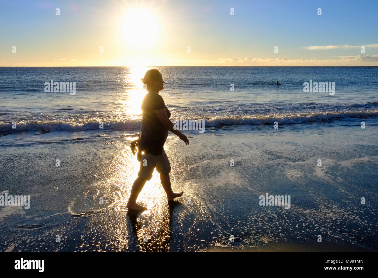 Frau läuft am Strand, La Playa, Valle Gran Rey, La Gomera, Kanarische Inseln, Spanien Stock Photo