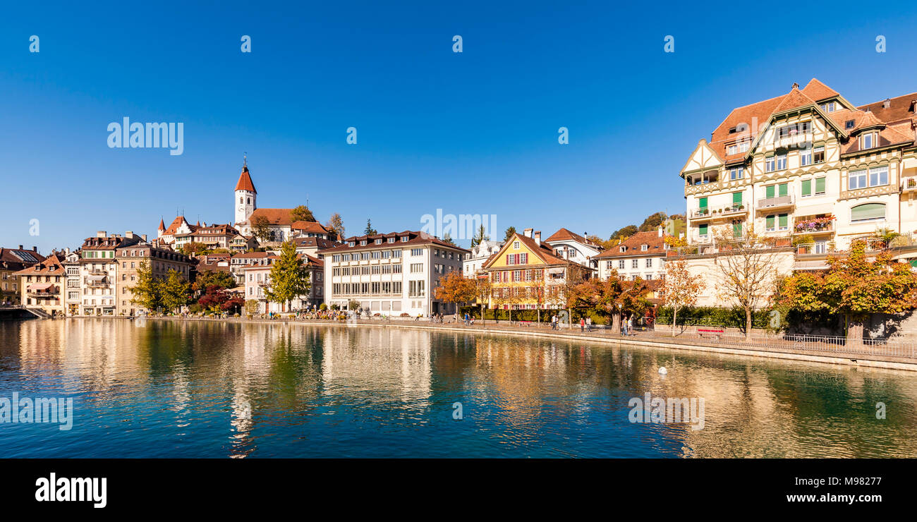 Schweiz, Kanton Bern, Berner Oberland, Thun, Fluss Aare, Altstadt, Aarequai, Stadtkirche Stock Photo