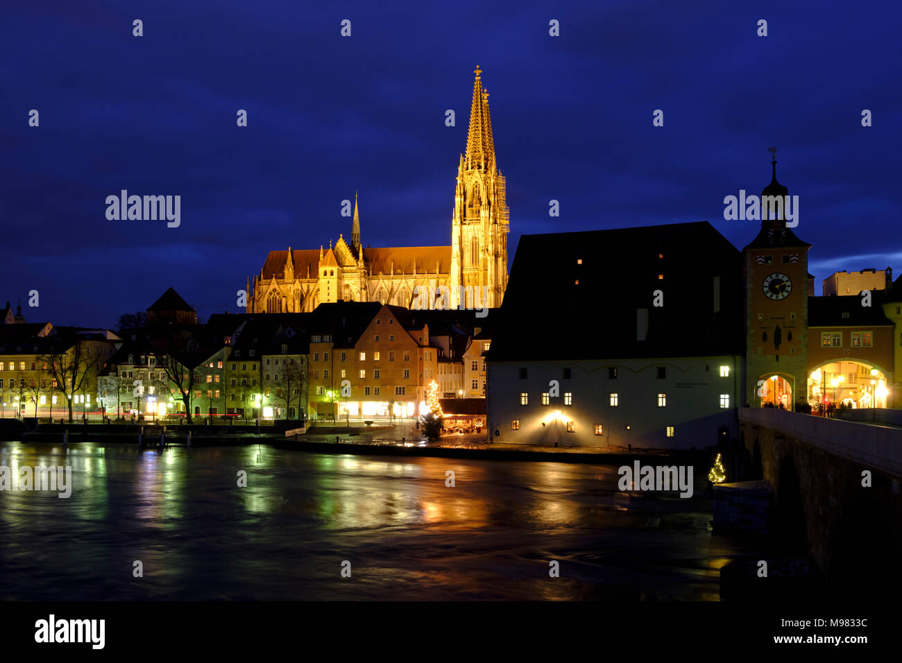 Stadtansicht mit Dom St. Peter, vorne die Donau, bei Dämmerung, Regensburg, Oberpfalz, Bayern, Deutschland, Stock Photo